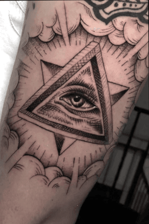 Elegant illustrative design by Alejandro Gonzalez, combining a star and eye motif on the arm.