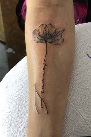 Nombre Francesca terminado con una flor con sombreado de puntillismo