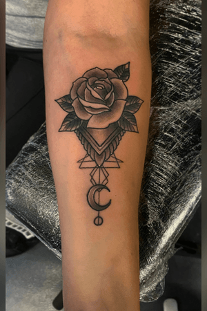 Tattoo I made today for our one year anniversary at @crackerjacktattoos ! A nice simple #traditionalrose & some #geometric patterns 🤘🏻Thanks for looking #TattzByAG #Ink #Tattoo #Tatuaje #BodyArt #ArteCorporal #Traditional #TraditionalTattoo #blackandgrey #blackandgreytattoo #geometrictattoo #dfw #dfwtattoos #fortworth #fortworthtexas #fortworthtattoos