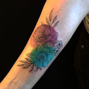 Tattoo uploaded by AlchemyCat • Flowers, flores, color, tattoo, blackwork,  peonia, diseño, brazo, azul y rojo, círculos • Tattoodo