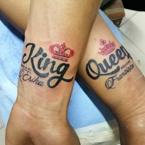 Letras pareja 🗡️🗡️@rafa.blueinktattoo en Instagram 📲 2225480847#blueinktattoo #tatuajes #tattoo #ink #inktattoo #dinamicink #tatuajespuebla  #ezrevolution #ezcatridges #ezcartuchos hecho con productos @aplof.tattoo y cartuchos @EZTATTOOSUPPLY #cheyennetattoo  #letras #letrastattoo #leteringtattoo #letring #king #queen #parejas #couple #coupletattoos cuidados con  @secondskinmxblue ink tattooRafael González 🇲🇽inbox página Facebook https://www.facebook.com/blueinktattoooficial/n