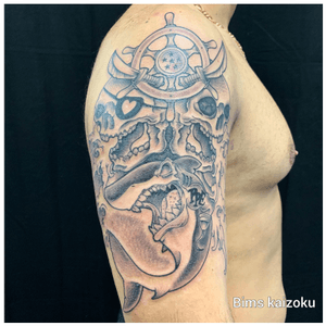 Commencement du bras de mon Frere @kosamasta sur le thème de la piraterie 🏴‍☠️ PPE gang!!! #bims #bimskaizoku #bimstattoo #paris #paname #paristattoo #tatouage #tatouagemagazine #normandie #normandietattoo #pontaudemer #pontaudemertattoo #pirate #shark #requin #skull #blackandgreytattoo #ppe #tattoo #tattoos #tatt #tattooflash #tattoostyle #tattooartist #tattooed #tatted #tattooart #prisontattoomachine 