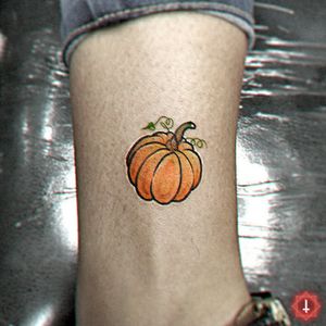 N°977 #tattoo #tattooed #littletattoo #littletattoos #ink #inked #girlswithtattoos #pumpkin #pumpkintattoo #orange #bylazlodasilva 🏠 Made in @ensamble01 #somosensamble Not my design.