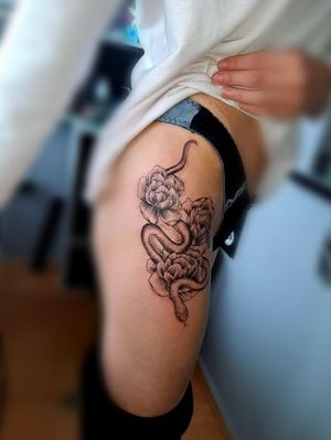 Tattoo#hiptattoos #snaketattoo #flowertattoo #blackandgrey #inkedmag #tattooedwomen #tattooartist #Nenad#Tattoodo 