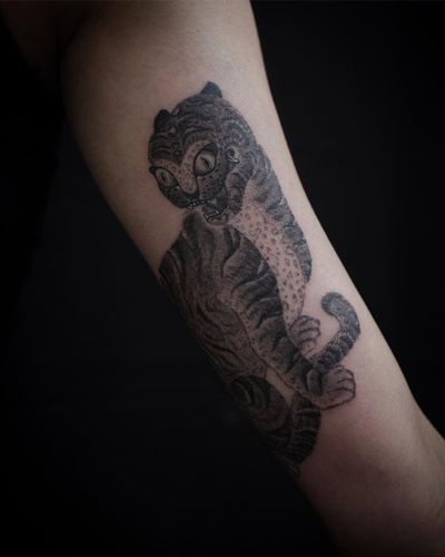 Blackwork tiger tattoo by Apro Lee #AproLee #prvtsrvc #blkmrkt #Seoul #korean #koreantattooartist #blackwork #tiger #illustrative #koreantiger 