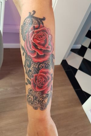Red roses #realisticrose #redrosetattoo #ladytattoo #versatiletattoo #tattooartist 