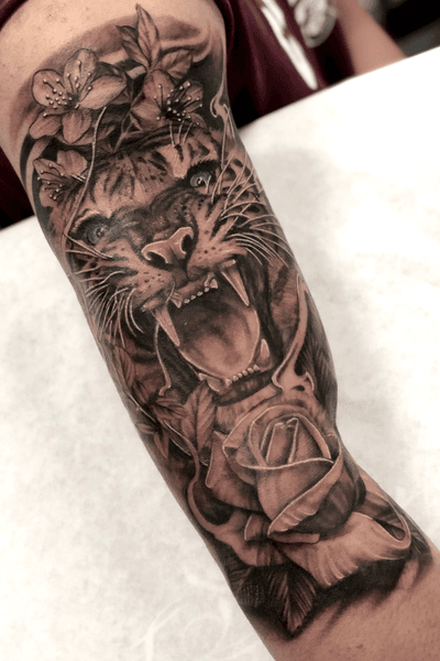Another tiger and another first timer. Good job sitting Jacob. #skanvas #peaces #tigertattoo #animaltattoo #bng #blackandgrey #realism #illustrative #arte #inked #portraitmode 