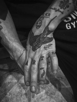 #basquiatart #basquiat #art #tattoo #tattooart #tattoolovers #cprkr #skull #basquiatskull #basquiatcrown #crown #lines #lineworks #blackwork #ink #inked #bishop #bishoprotary #dynamicblack #vsco #vscogram #ig_greece #neoexpressionism #cprkr #thunder #basquiatthunder