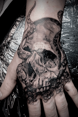 #tattoo #tattooed #ink #inked #tatuajes #bergentattoos #ytrearna #mechainktattoostudio #tatovering #bergen #bergentattoo #tattoonorway #tatoveringbergen #bergentattoostudio #norwegiantattooers #scandinaviantattooers #norwegiantats #blackandgreytattoo #skulltattoo #handtattoo