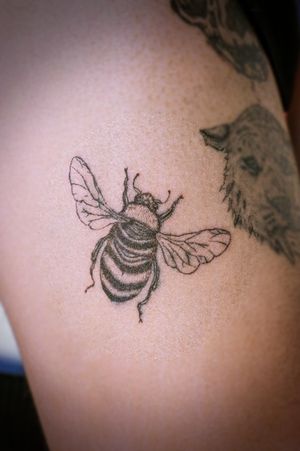 Tatuaje minimalista #bee #tattooartist #needle_single #quito 