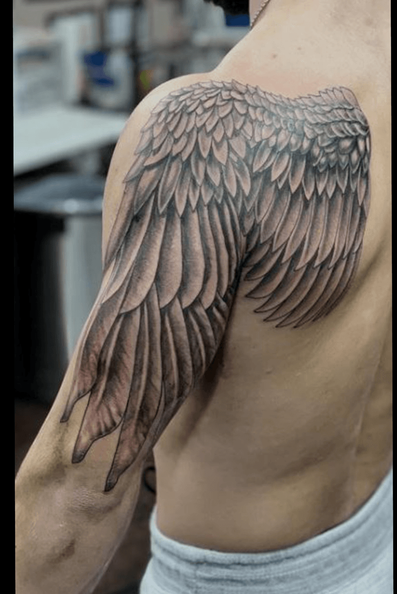 татуировка крылья на спине мужские значение