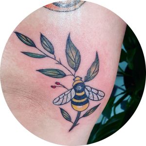 Queen Bee Tattoo #ink #inked #inkedgirl #inkedlife #inkedup #inkedwoman #tattoogirl #tattoowoman #femaletattoo #femaletattooartist #femaleartist #womensempowerment #art #artwork #freestyle #girlspower #work #proyect #desing #desingtattoo #bee #tattoobee #queenbee #queenbeetattoo #ensenada #bajacalifornia #mexico 