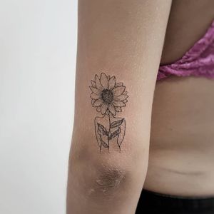 #tattoolife #Tatuadouro #love #inkedgirls #Tatouage #eletricink #igtattoo #fineline #draw #tattooing #sunflower #sunflowertattoo #RoseTattoo 