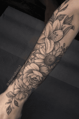 Floral desenvolvido para a cliente a partir de algumas referencias 💐.      #tattoo #tatuagens #tatuadorasbrasileiras #flores #flower #brtattoo #drawing #delicate #linework #fineline #blackandgrey 