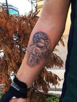  Astronaut Tattoo × Custom Design × #tattooart #tattooart #blackandgreytattoo #realistic #tattooartistmagazine #tattoocollection #tattooathon #blackdotwork #blacktattooing #tattooedwoman 