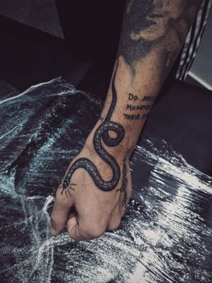 Snake#snake #snaketattoo #serpent #inked #neotraditional #neotraditionaltattoo #neotratitionalart #fisttattoo #inked #tattooart #tattoolover #tattooartist #bishop #bishoprotary #dynamicink #dynamicblack 