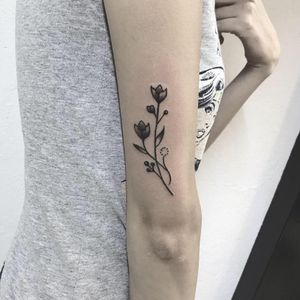 Florecitas✒️🌷Sígueme en Instagram como @dhana.erika.flan....#tattoo #ink #inked #art #artist #artwork #artoftheday #details #flowers #tulip #nice #girly 