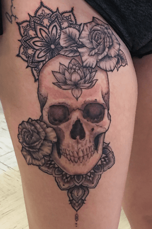 Black and grey skull and roses