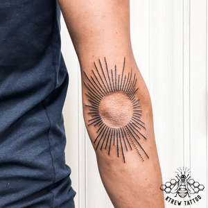 Sunrays Linework Tattoo by Kirstie Trew @ KTREW Tattoo • Birmingham UK 🇬🇧 #sunrays #linework #elbowtattoo #birminghamuk #raysoflight #tattoo #tattoos 