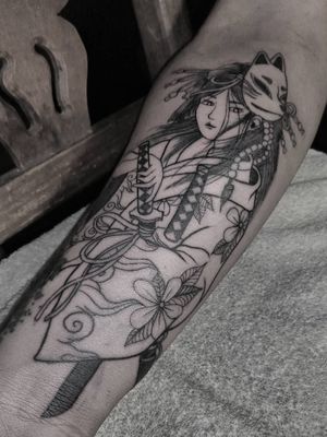 Me encanta tatuar de noche por que la gente cool no creemos en el horario 🐕Sesión nocturna terminada a las 4 am.#samurai #blackwork #thesolidink #anime #manga #tatuadoresmonterrey #tatuadoresmexicanos #saturday #notime2sleep #instaart #instatattoo #warrior #girl #tattoo