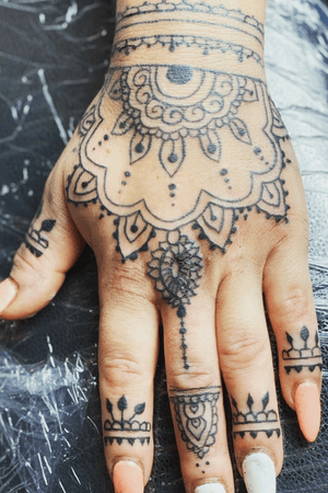 #hand #handtattoo #inked #tattooartist #outline #mehenditattoo 