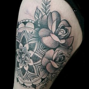 Tattoo de hoy.. #tattoo #inked #ink #mandala #flores #mandalatattoo #flowerstattoo #dotwork #dotworktattoo #blackandgrey #luchotattoo #luchotattooer #pergamino 