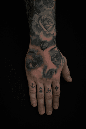 Awesome project with @adam___walls #rashatattoo #handtattoo #handtattoos #pinuptattoo #eyestattoo #blackandgreytattoo #tattoos #tattoo #bng #bnginksociety #pentictontattoo #pentictonartist #penticton #okanagantattoo #okanaganlifestyle #okanagan 