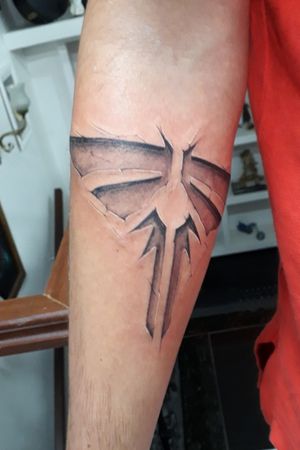 LootGamingHQ on X: Ellie's tattoo from the Last of Us II is absolutely  stunning, so it's no surprise that so many people have adorned their arm  with this image. Do you have