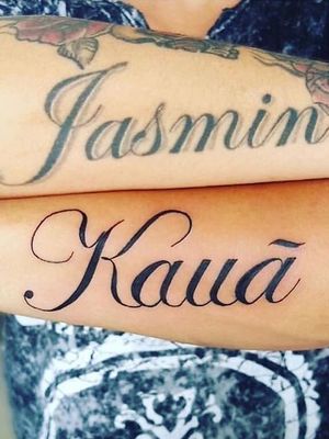 Dia de registrar no braço do meu amor o nome do seu filhote mais novo! ❤ Muito amor por essas tattoos 😍________________________________________________Day of registering in my love's arm the name of your youngest puppy! ❤ Much love for these tattoos 😍