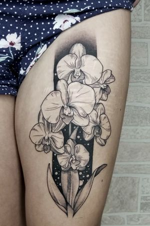 🌸🌸🌸Scars blast-over on the thigh#blackwork #flowers #floral #chicago 