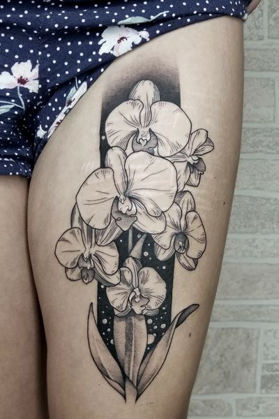 🌸🌸🌸 Scars blast-over on the thigh #blackwork #flowers #floral #chicago 
