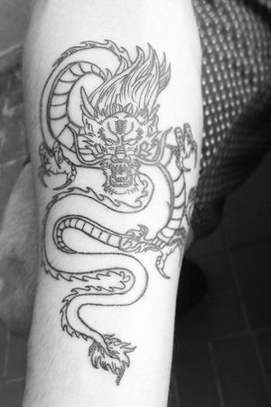 “O dragão chinês representa a sabedoria, boa sorte e boa vontade.” Desenho trazido pelo cliente, reproduzido por mim.________________________________________________"The Chinese dragon represents wisdom, good luck and goodwill." Drawing brought by the client, reproduced by me.
