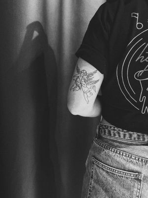 #tattoo #tattoolover #tattooart #angels #angelstattoo #littleangel #rinaschimento #disegno #tattoolines #lineswork #lineworktattoo #minimal #mininaltattoos #tattooed #inked #inkedgirls #stattoo #bishop #bishoprotary #vsco #vscogram