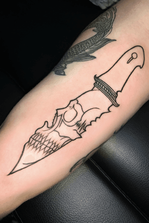 Simple bold knife on bicep 