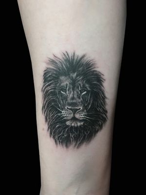 Miniature lion's head tattoo#blackandgrey #art #inspiration #liontattoo #drawing #tattoo  #tattooartist  #blackwork #btattooing #blacktattoo #picoftheday  #tattrx #tätowierung  #berlin #berlintattooartist #italian #btattooing  