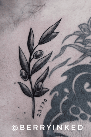 Rama de olivo #blackwork #tattoo #tatuaje #tatuajeblackwork
