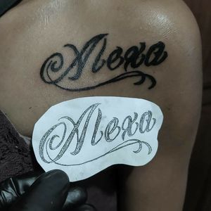 Tatuaje de Lettering "Alexa" a base de tinta negra 