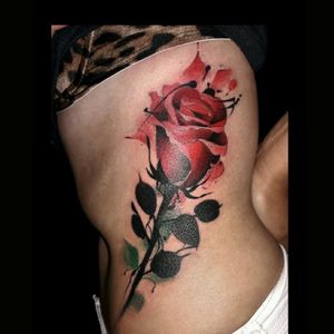 Tattoo de hoy.. #tattoo #inked #ink #rose #rosetattoo #tattoorosa #acuarela #acuarelatattoo #luchotattoo #luchotattooer #pergamino 