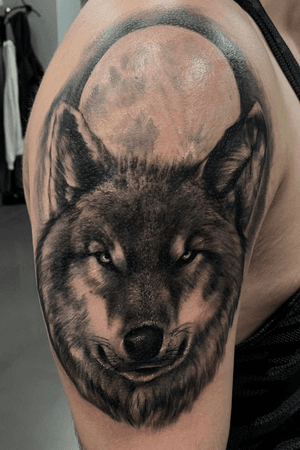 •Wolf•Así empezamos esta primera sesión para este Lobo Pieza realizada en @iguanatattoo ...#eolf #tattoo #moon # Lobo #tattoos #realistictattoos #tattooed #tattooist #tattooartist #tattooer #ink #inked #blackandgreytattoos #españa #spain #tenerife #madrid #barcelona 