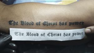Tatuaje de Lettering "The Blood of Christ has power" 