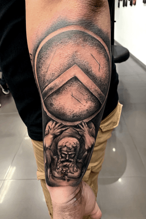 •Spartan Shield (Atlas)• Pieza realizada en @iguanatattoo Agenda abierta Diciebre - Enero . . . #tattoo #tattoos #tattooed #tattooist #tattooer #tattooartist #blackansgreytattoos #realistictattoos #tattooideas #tattoodesign #greece #grecia #sparta #ink #inked #españa #spain #tenerife #madrid #barcelona #venezuela 