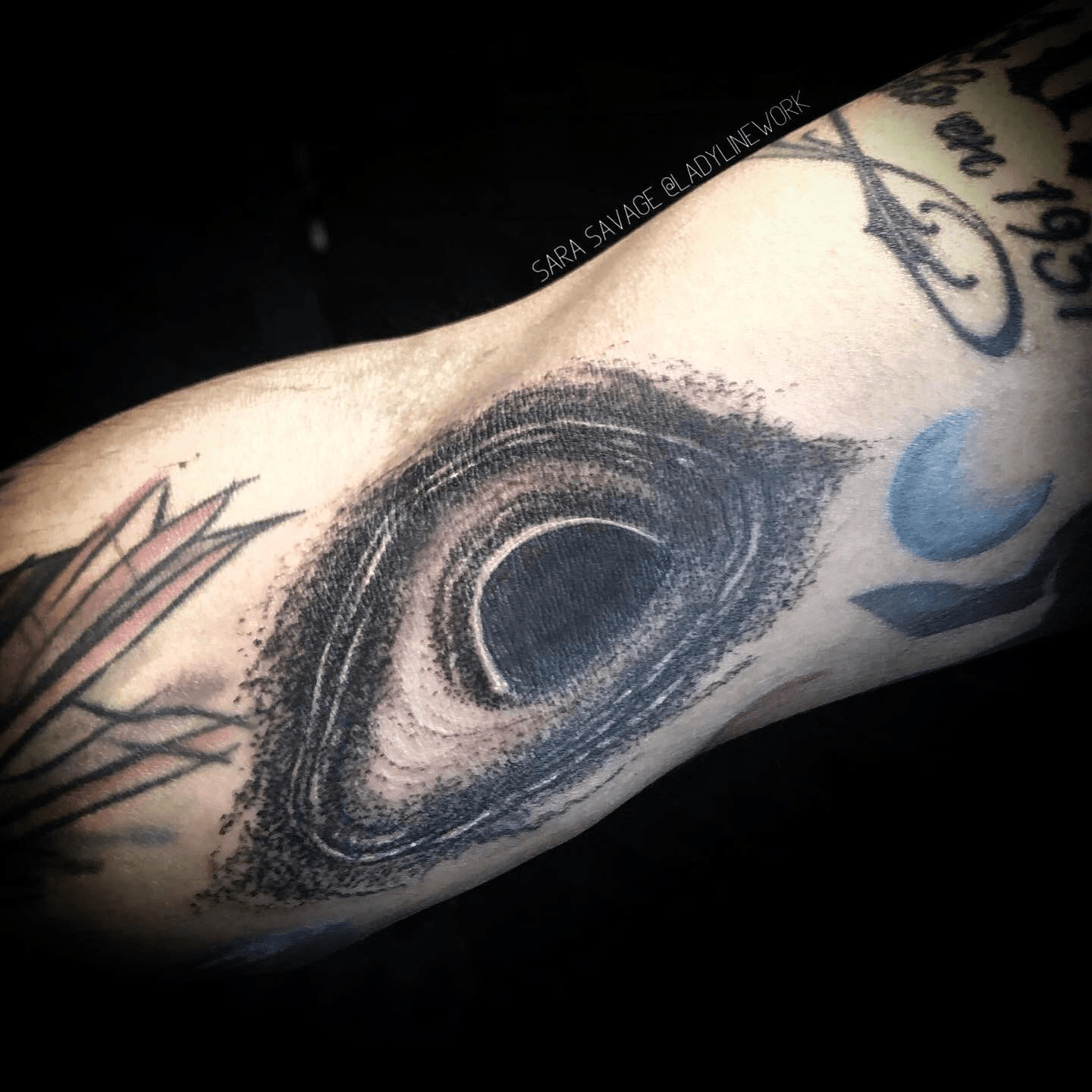 black hole tattoo  Boas ideias para tatuagem Tatuagens tribais pequenas  Inspiração para tatuagem