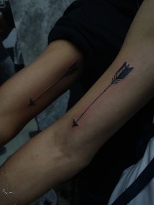Minimal tattoo flechas hacia el futuro Insta: @elbuhodetinta
