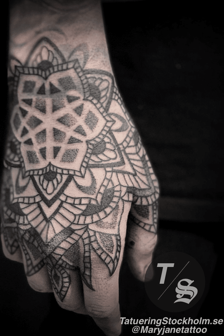 Cool pattern  in stead of cubes   Tatuagem na mão Tatuagem geométrica  Desenho de tatuagem de mandala