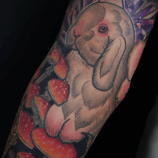 Tatuaje de conejo, cristales y esponja de Danny Inkaholic #DannyInkaholic #DannyPokes #neotraditional #bunny # rabbit #color #sponge #crystals