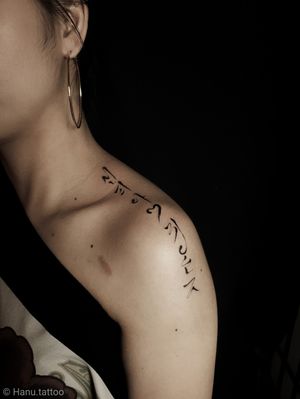 Brush stroke tattoo,“Email : hanutattoo@gmail.com ,, ▫️HANU▫️#tattoo #tattoodo #inked #ink #brushstroke #brushstroketattoo #brushtattoo #Korea #hanu