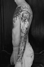 #tattoo #sleevetattoo #sleeve #skulltattoo #graphictattoo #illustrativetattoo #dotwork #blacktattoo #blackwork #blackworktattoo #pechschwarztattoo #berlintattoo #tattooberlin #berlinartist #ke_blacktattoo