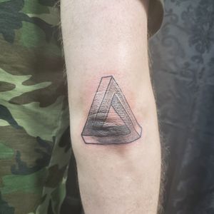 Penrose triangle on the elbow