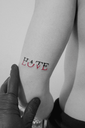 #amore #love #hate #odio #tattoo #tattooart #minimal #minimaltattoo #smalltattoo #stattoo #lettering #letteringtattoo #loveandhate #bred #bredtattoo #redblack #bishop #bishoprotary #tattoolovers #tattooing 