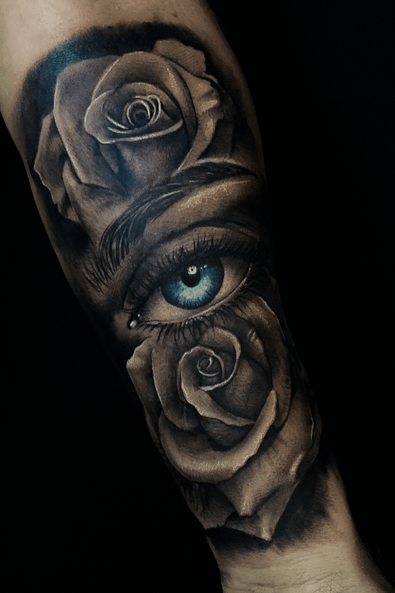 Roses with Eye tattoo by Hugo Feist  Post 20245